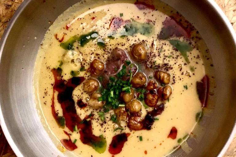 Sopa de grão-de-bico com queijo, cebola, vinagre e pimenta do menu de Ramadã do restaurante Make Hommus. Not War