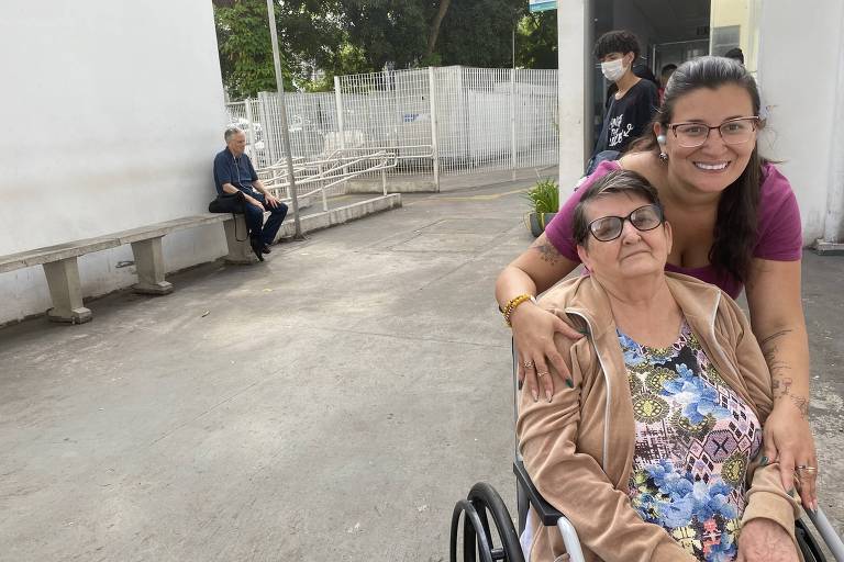 Vanessa Souza, que acompanha a mãe, Maria Aparecida, de 72 anos em atendimento na UPA Vila Mariana, após atraso da obra do Hospital São Paulo ter fechado o atendimento da unidade
