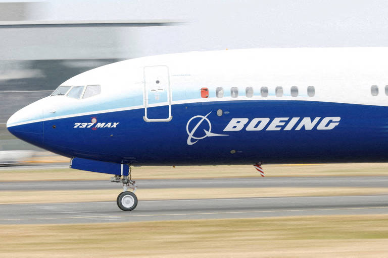 Avião da Boeing decola em pista na Inglaterra