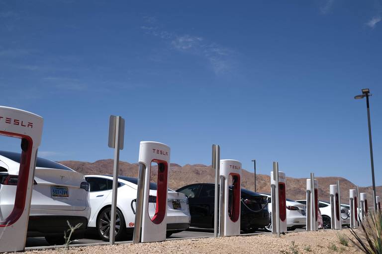 Carros Tesla param em estações de carregamento em Yermo, Califórnia