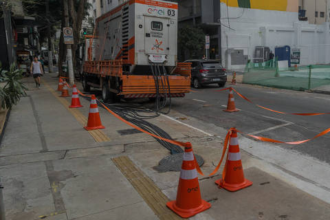 SÃO PAULO, SP, 20.03.2024 - Geradores da ENEL na rua General Jardim. Ruas do Bairro Santa Cecília vive dias de apagões (Foto: Ronny Santos/Folhapress)