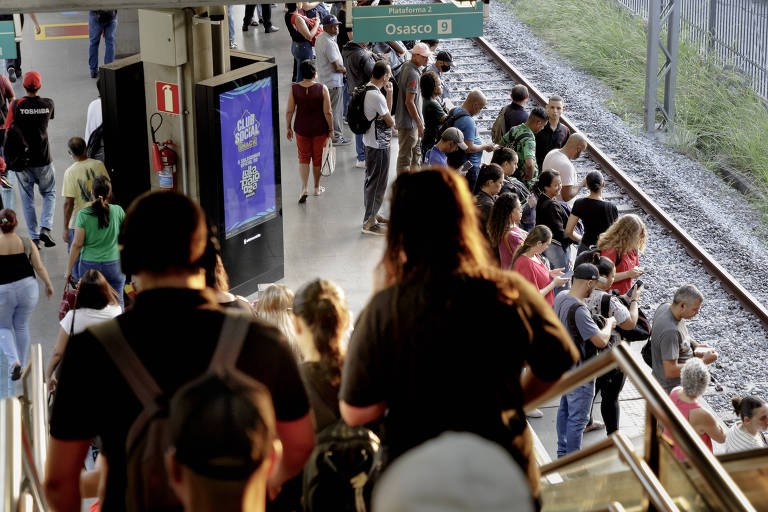 Pessoas dentro de estação de trem no Grajaú, distrito com a maior população de São Paulo 