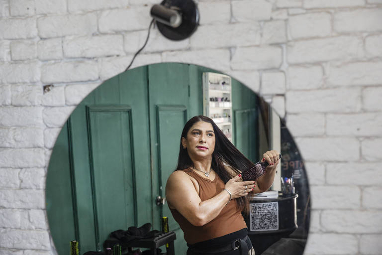 Rose Maria Souza penteia o cabelo em seu salão, na Barra Funda 