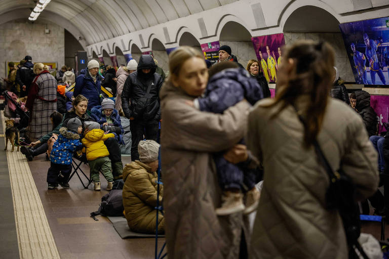 Moradores de Kiev buscam refúgio no metrô durante bombardeio; veja fotos de hoje