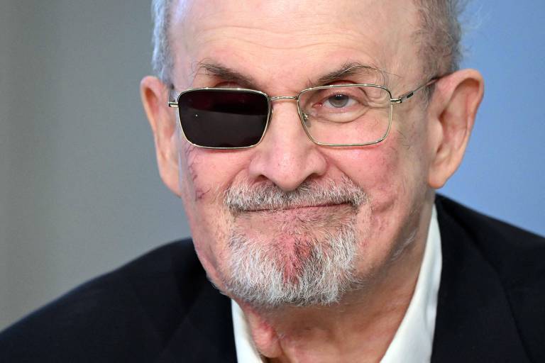 Salman Rushdie diz que inteligência artificial é ameaça a escritores