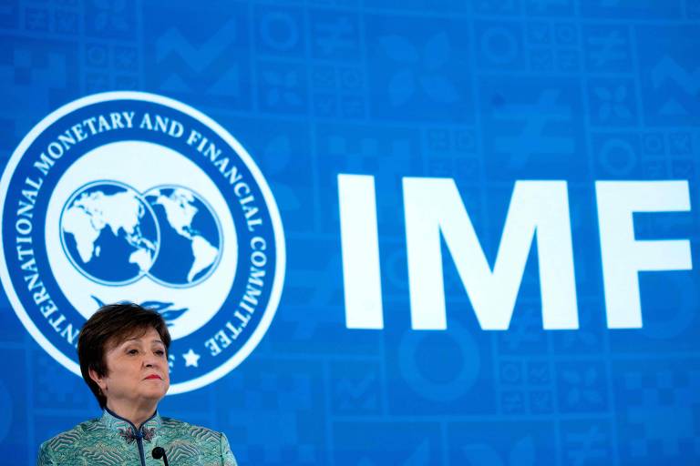 A diretora-gerente do (FMI), Kristalina Georgieva, fala à imprensa em púlpito na sede do FMI 