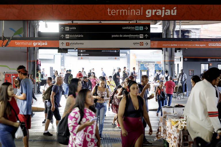 Imagem mostra moradores da cidade de São Paulo no terminal de ônibus e estação Grajaú da CPTM