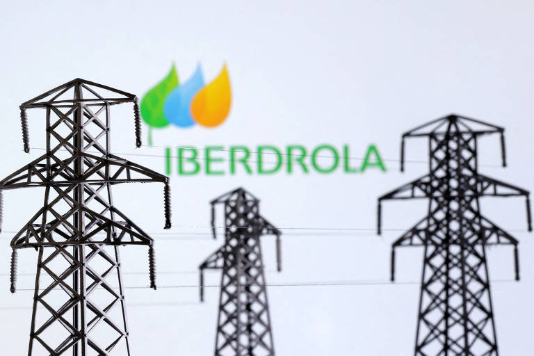 Miniaturas de postes de transmissão de energia elétrica em frente ao logo da Iberdrola 
