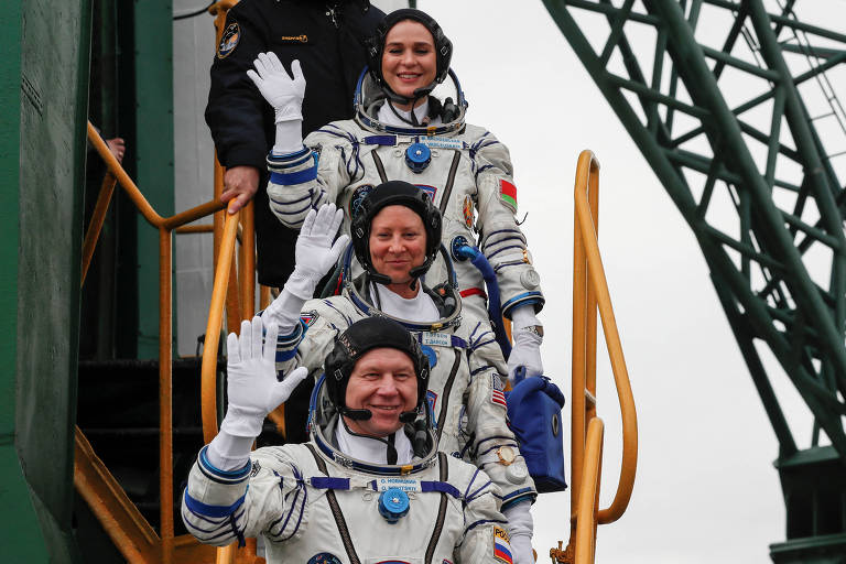 De cima para baixo, Marina Vasilevskaya, Tracy Dyson e Oleg Novitskiy, pouco antes de entrarem em nave espacial russa cujo voo foi cancelado segundos antes de lançamento