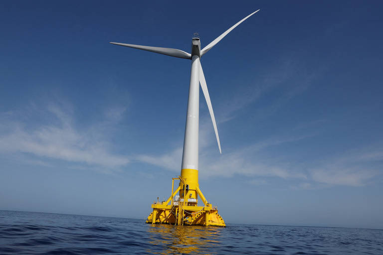Imagem mostra turbina eólica flutuando sobre mar na Espanha