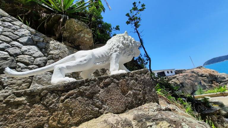 Escultura na Ilha dos Arvoredos, em Guarujá (SP)