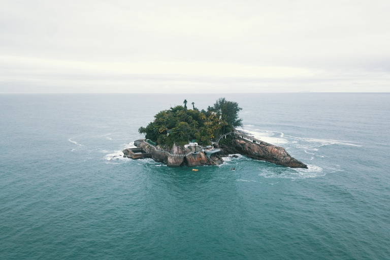 Ilha faz parte da  APA (Área de Proteção Ambiental) Marinha Litoral Centro