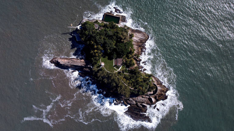 Local é rota de várias espécies marinhas; pássaros podem ser avistados, e tartarugas se alimentam nos costões do rochedo