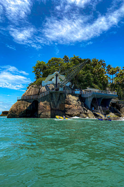 Há também curiosidades arquitetônicas na ilha, como o Fênix, um pássaro de 72 toneladas em concreto armado que serve de contrapeso ao guindaste por onde os visitantes entram