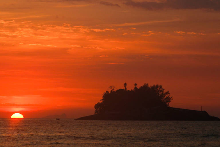 A ilha está a 1,5 km da praia de Pernambuco; sem área de faixa de areia, destaca-se pela beleza natural das rochas e da vegetação