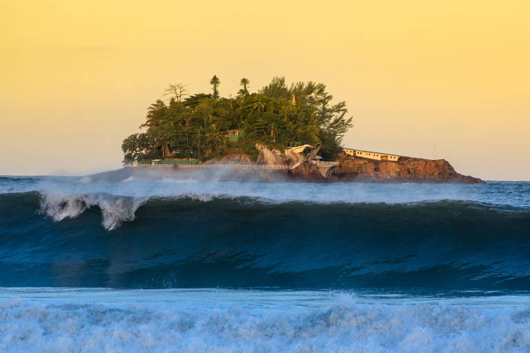 Entre os pontos sustentáveis da ilha estão o de ter água potável com sistema de captação de chuva e placas de captação de energia solar