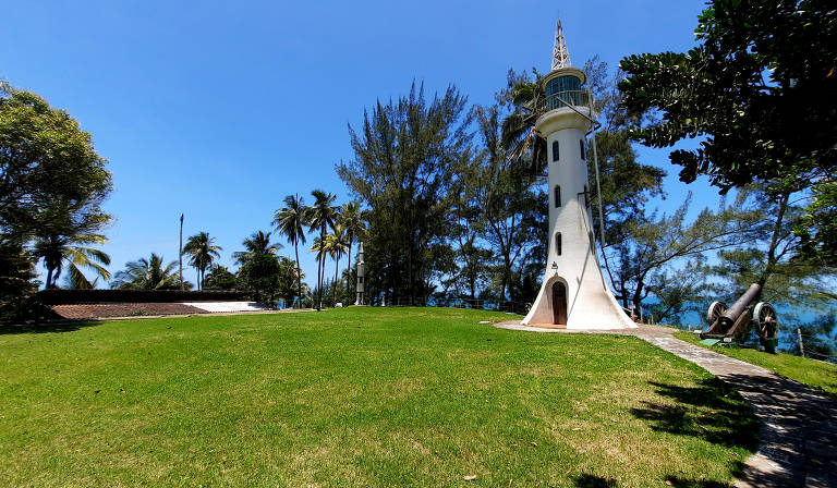 A ilha também abriga um horto medicinal (com plantas medicinais do litoral), plantas nativas e exóticas