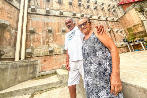 No mesmo local, ela e seu filho, Genivaldo Fernandes Lima, diante da obra realizada pela Prefeitura que eliminou o risco