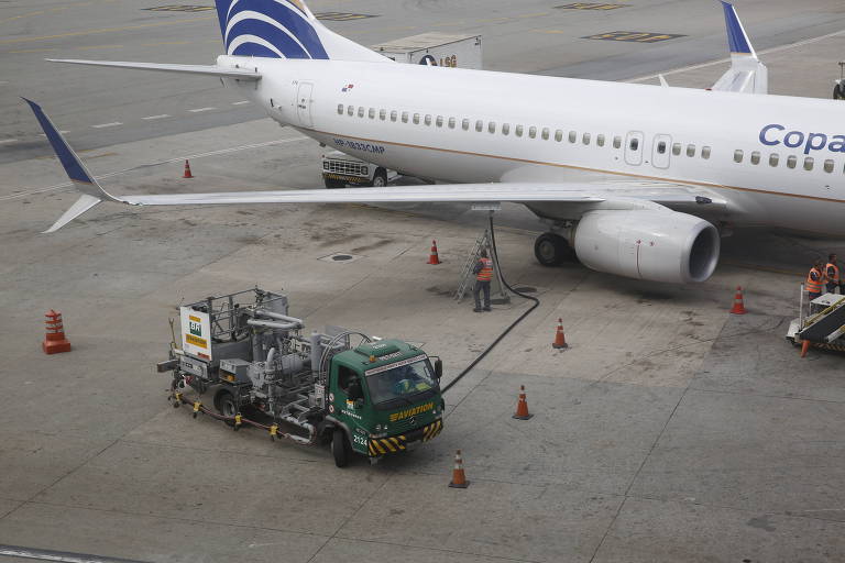 Funcionário da BP abastece avião no aeroporto de Guarulhos (SP)