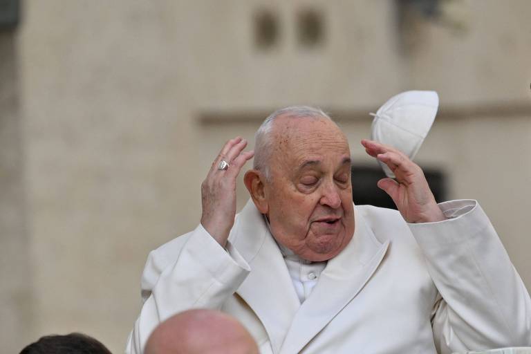Vento derruba o solidéu do papa Francisco na Praça de São Pedro, no Vaticano