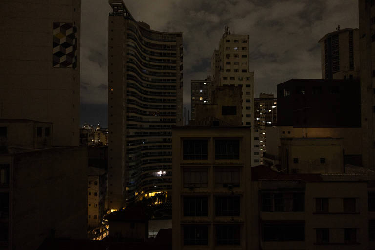 Vista da avenida Vieira de Carvalho na Republica, onde caiu a luz às 18h