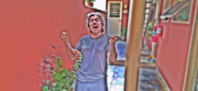 Em foto colorida, Zezo Ribeiro aparece gritando
