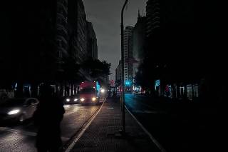Avenida São João às escuras, após nova falta de energia no centro de São Paulo