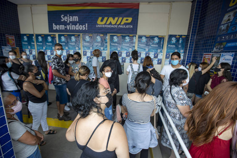 Estudantes chegam para fazer prova do Enem na Unip da Barra Funda, zona oeste de São Paulo; a nota do Enem serve para fins de aprovação no Fies