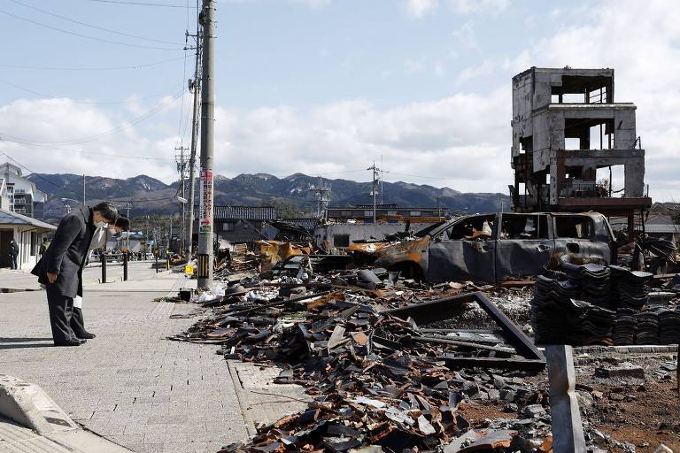 Imperador do Japão homenageia vítimas de terremoto; veja fotos de hoje
