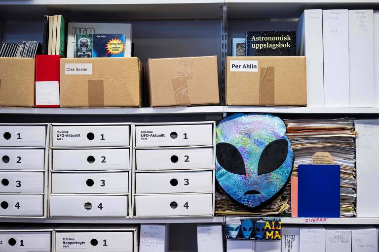 Biblioteca em porão na Suécia reúne obras sobre óvnis e relatos de fenômenos paranormais
