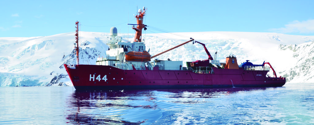 Navio com casco vermelho está em geleiras da Antártida