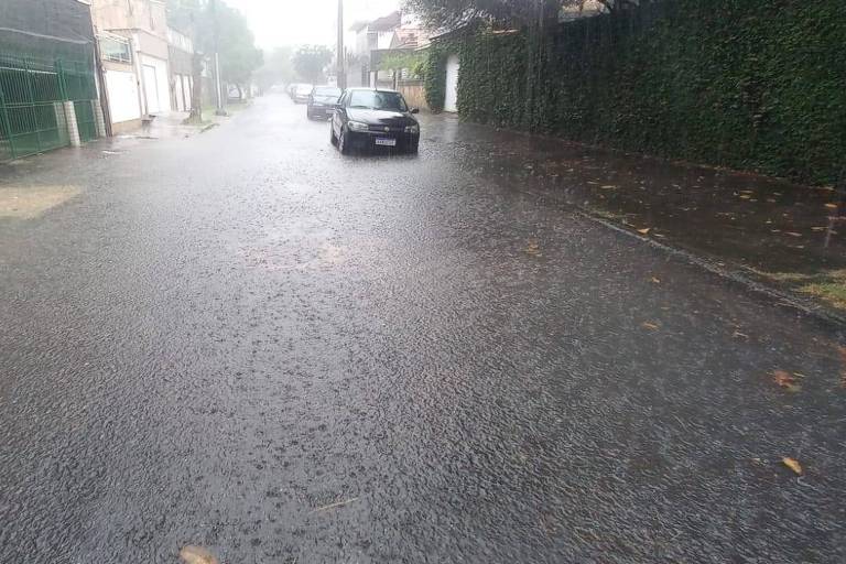 Rua alagada na Ilha do Governador por conta da chuva