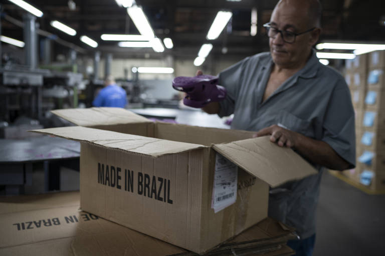 Homem carrega caixa com os dizeres "made in brazil"