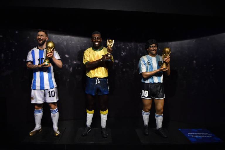Estátuas de Messi, Pelé e Maradona no Museu do Futebol Sul-Americano, em Luque (Paraguai), uniformizados com as cores de suas respectivas seleções, seguram as taças que conquistaram em Copa do Mundo