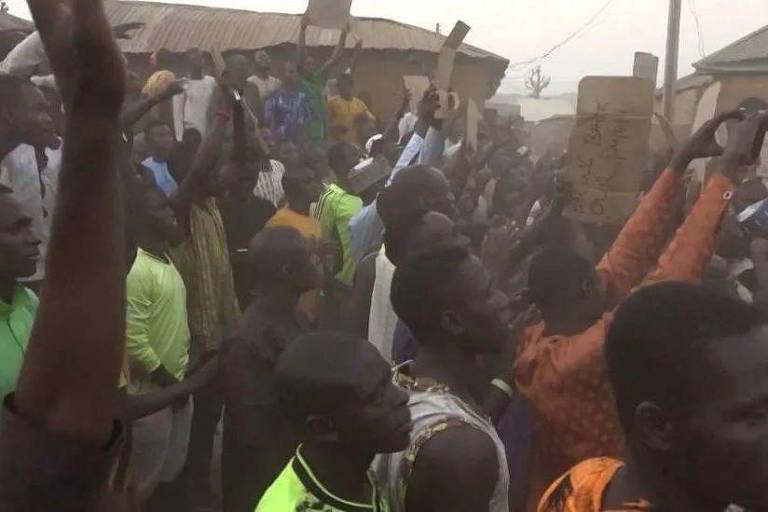 Homens armados invadem supermercado na Nigéria e matam 21 pessoas a tiros