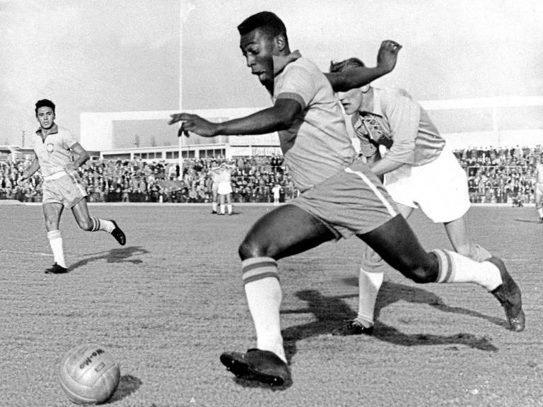 Pelé conduz a bola em partida do Brasil contra o Malmö, na Suécia, em 1960