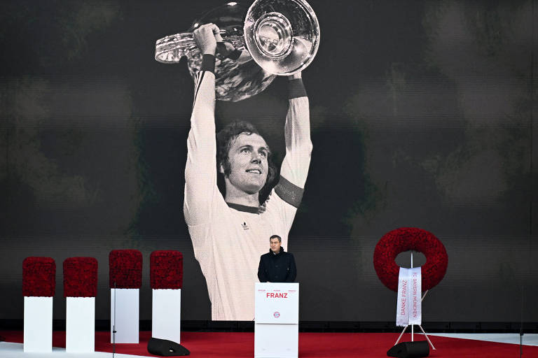 Em homenagem realizada em Munique, Franz Beckenbauer, ex-jogador morto no começo de 2024, ergue uma taça em um telão