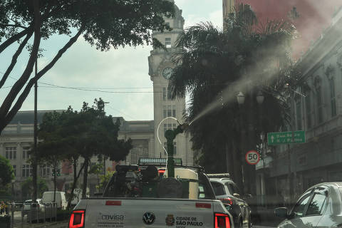 SÃO PAULO / SP / BRASIL -20 /3/24 - :00h - Ação de nebulização (fumacê) contra mosquito Aedes da Prefeitura de São Paulo. A ação foi concentrada na região da Santa Ifigênia.  ( Foto: Karime Xavier / Folhapress) . ***EXCLUSIVO***SAÚDE