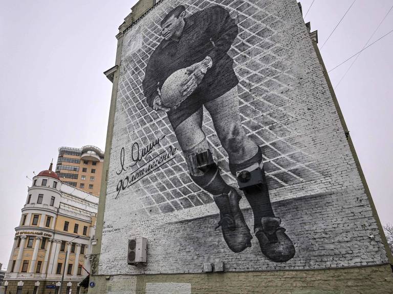 Mural em Moscou mostra Lev Iashin, lendário goleiro da União Soviética; ele está com uniforme preto, usa boina e segura a bola com as duas mãos
