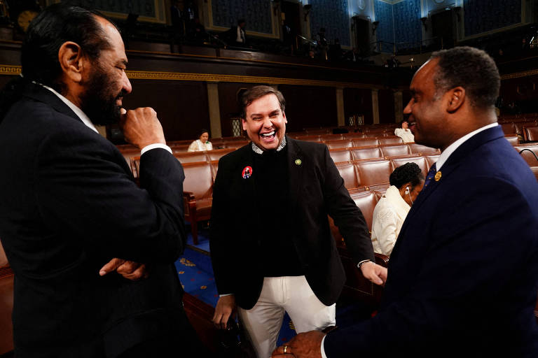 O ex-deputado republicano, George Santos (centro), conversa com colegas da Câmara dos Deputados dos Estados Unidos