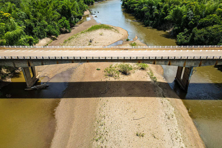 Rio Miranda, em Bonito (MS), enfrenta seca em período que deveria ser de cheia
