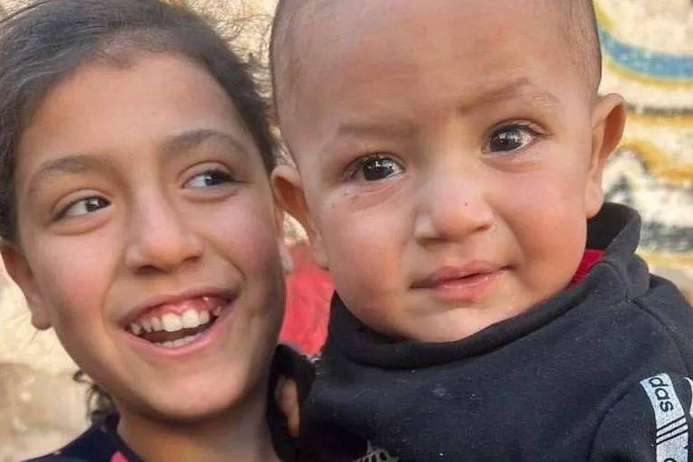 A menina palestina de 12 anos que perdeu toda a família em ataque israelense a Gaza Alma (à esquerda) e Tarazan, o irmão de 18 meses Alma e Tarazan, o irmão de 18 meses morto junto com o restante da família em um bombardeio que atingiu o edifício onde estavam abrigados