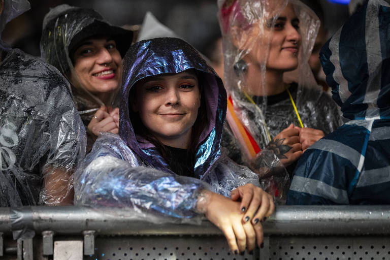 Sob chuva e queda de temperatura, frequentadores do Lollapalooza enfrentam perrengue e lamaçal