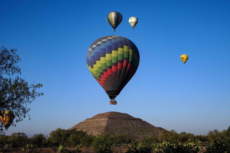 Balões de ar quente sobrevoam as pirâmides de Teotihuacan, no município de San Juan Teotihuacan, no México