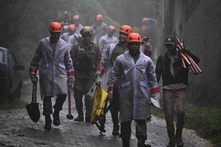 Sobe para oito o número de mortes após chuva no RJ; Petrópolis decreta emergência