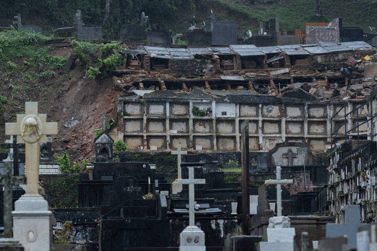 Túmulos desmoronam e deixam caixões a vista no cemitério Municipal de Petrópolis. A cidade volta a sofrer com a forte chuva que está sendo esperada para todo o final de semana no estado do Rio de Janeiro
