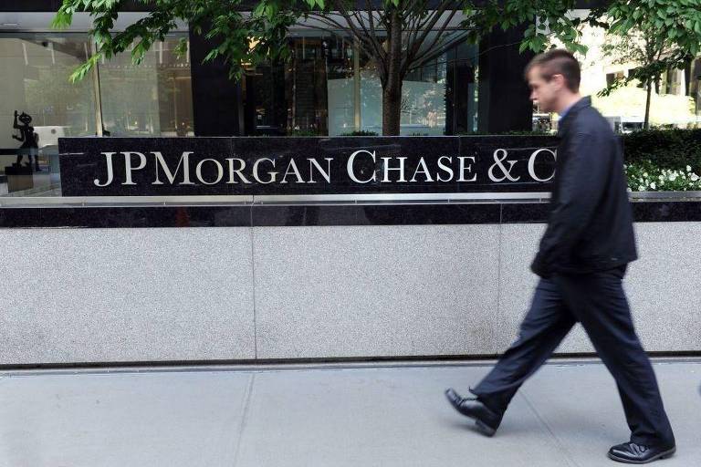 Homem anda em frente a fachada da JPMorgan Chase