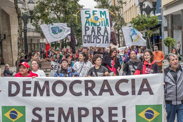 Veja imagens de atos da esquerda no Brasil e no exterior