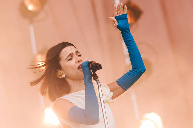 A cantora Manu Gavassi em apresentação no Lollapalooza 2024, no palco Alternativo