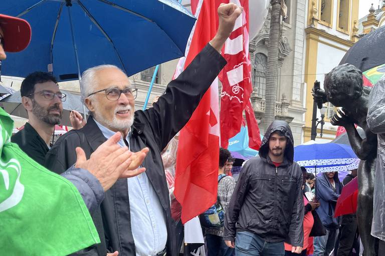 O ex-deputado federal José Genoino (PT) comparece à manifestação da esquerda no largo São Francisco, centro da capital paulista